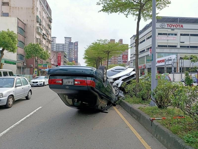 張姓男子駕駛的自小客車撞得失控翻覆。（記者周敏鴻攝）