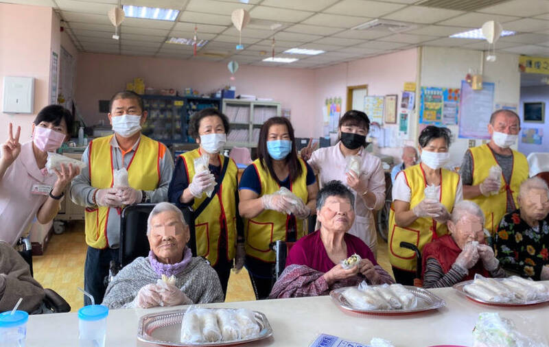 新營醫院附設護理之家的住民和家屬在志工協助下，動手包潤餅，充滿回憶，提升親情互動。（新營醫院提供）