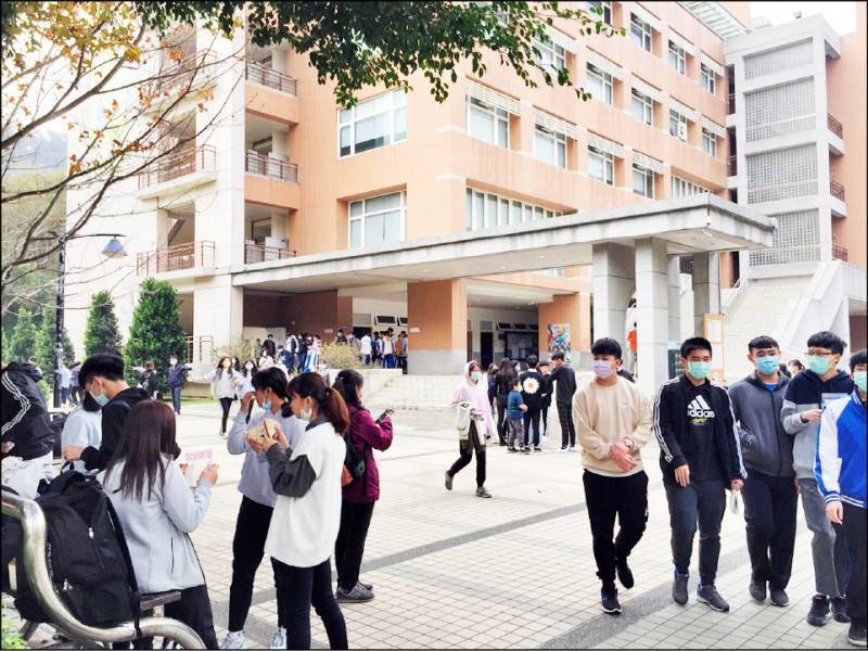 明年111學年度大學考試及招生日程規劃草案昨曝光，大學學測延長為3天，指考減為2天。圖為今年學測中場，考生到試場外休息畫面。（資料照）