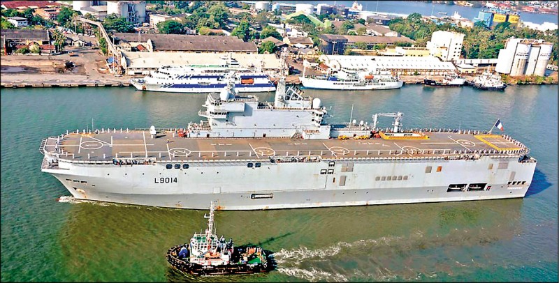 已停泊印度柯枝港的法國海軍直升機航空母艦「托納爾號」，將與拉法葉級巡防艦「蘇爾庫夫號」參加四月初與「四方安全對話」四國的聯合演習。圖為托納爾號。
（中央社）