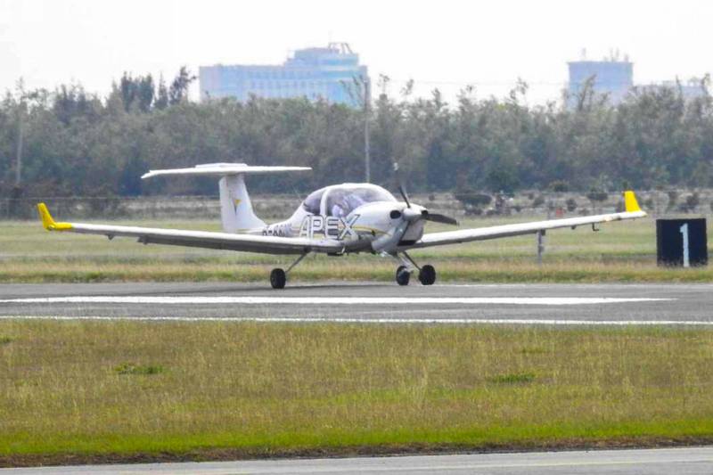 安捷教練機落地恆春機場訓練。（截自恆春機場臉書）