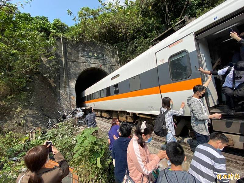 台鐵408車次太魯閣號，今早驚傳花蓮秀林鄉的清水隧道出軌，造成至少36人無生命跡象，至少67人受困。（記者王峻祺攝）