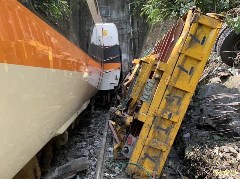 台鐵408車次太魯閣號出軌。（記者王峻祺攝）