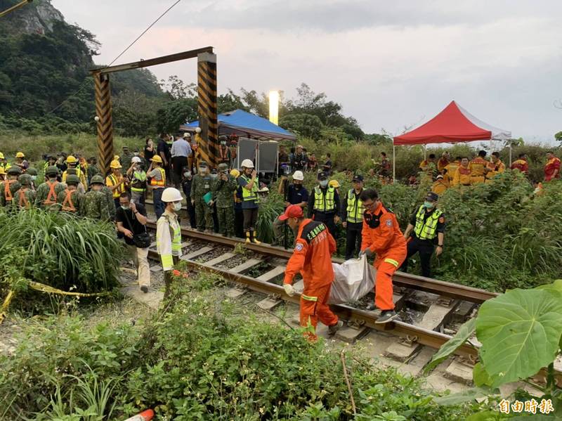 當地工人表示，工地主任今因責任心巡視，且「有拉手煞車」，不明白為何會有發生事故。（記者王峻祺攝）