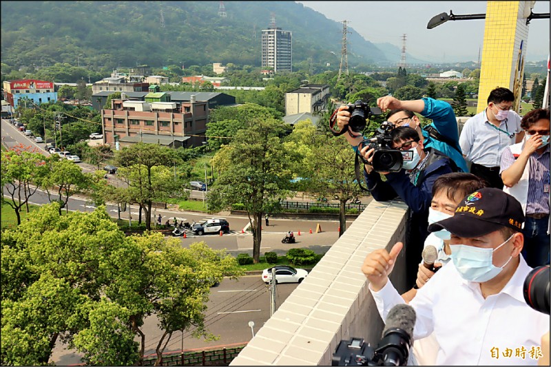 新北市長侯友宜（前）從制高點視察三鶯交流道車流狀況。（記者翁聿煌攝）