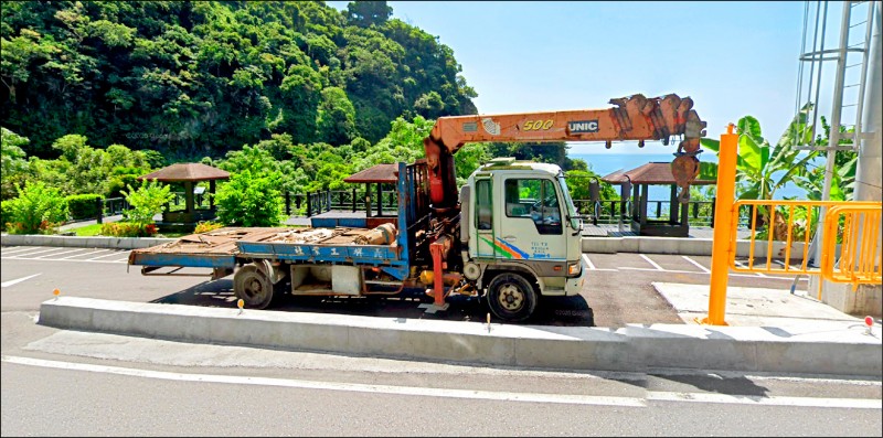 車號775-TX號10.6噸吊貨車滑落清水隧道鐵道，導致太魯閣列車迎面撞上出軌，圖為吊貨車之前停於他處照片。（取自Google地圖）