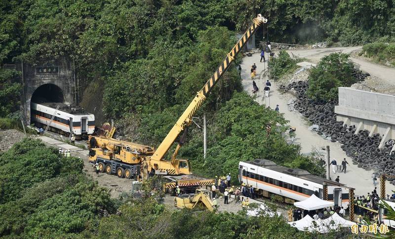 台鐵太魯閣號昨天上午在清水隧道前撞擊工程車出軌翻覆，釀50死百餘傷重大傷亡事故。（記者羅沛德攝）