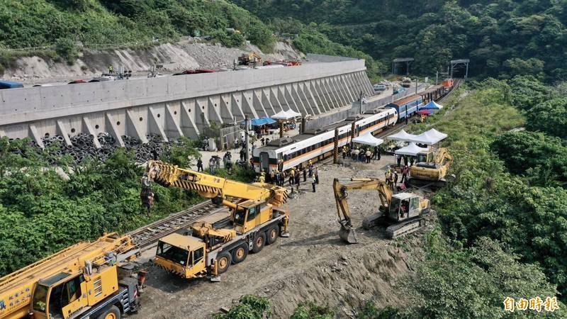 台鐵408次太魯閣號列車於4月2日上午發生重大意外，衛福部將啟動「一戶一社工」方式，陪伴受害者及其家屬走過傷痛。（記者羅沛德攝）