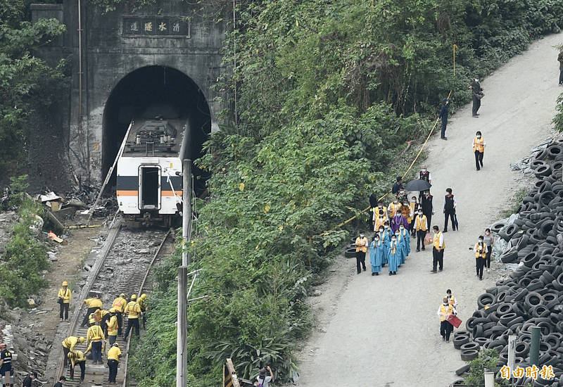 台鐵408次太魯閣號出軌意外造成重大傷亡，上百名罹難者家屬3日在法師帶領下，至事發現場招魂。（記者羅沛德攝）