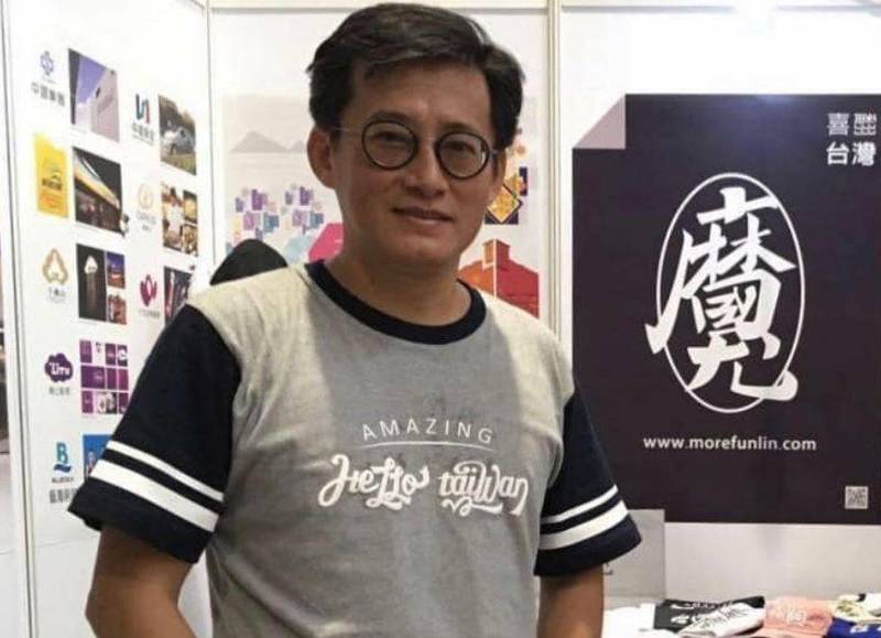 林國慶（見圖）利用了自己擅長的文字藝術設計，來為台灣祈福。（圖取自臉書專頁「林國慶翻轉文字」）