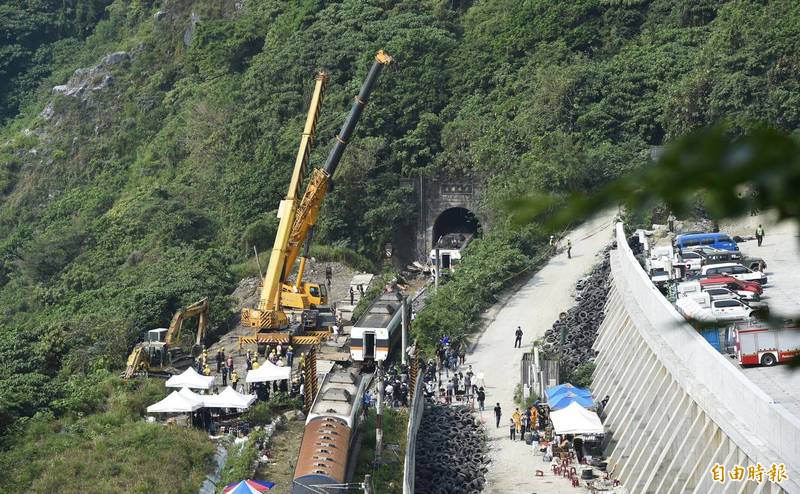 台鐵408次太魯閣號行經花蓮秀林鄉的「清水隧道」，疑因一輛工程車未拉手剎車從山坡溜逸釀出軌意外，截至今日上午7時，目前已50人死亡，177人輕重傷。（記者羅沛德攝）