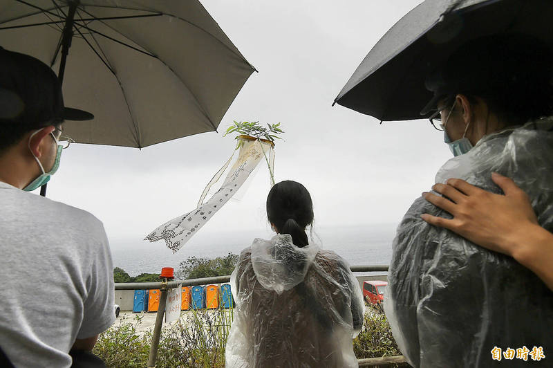 Relatives of people who died in Friday’s train crash in Hualien County’s Sioulin Township participate in a traditional “soul-summoning” ceremony yesterday near the scene of the crash.
Photo: Tu Chien-jung, Taipei Times