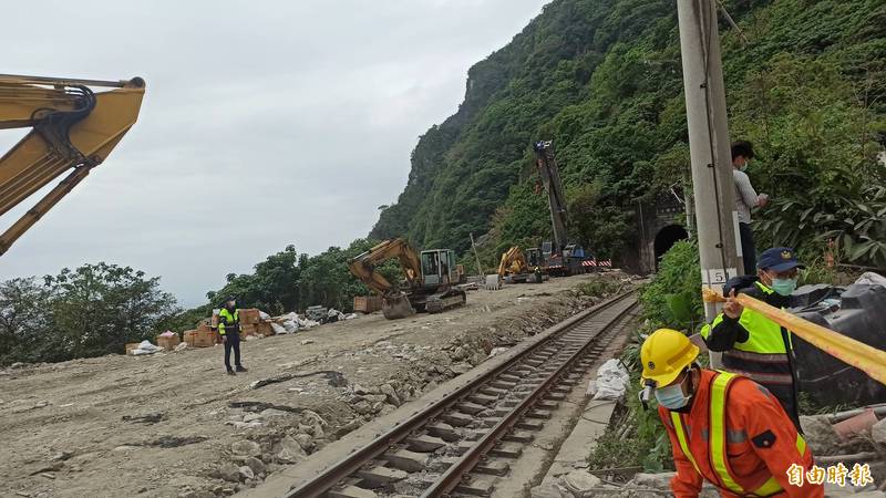 台鐵事故，工程人員今早討論如何移動第六節的車廂。（記者王錦義攝）