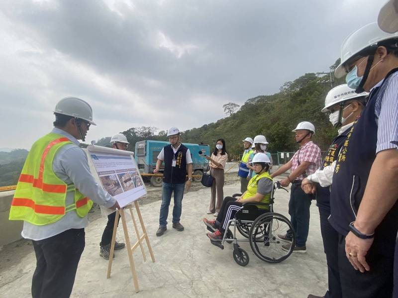 太平赤崁頂觀景平台擋土牆掏空搶修，市府建設局長陳大田（右2）、市議員張玉嬿（坐輪椅）等人到場了解施工進度。（記者陳建志翻攝）