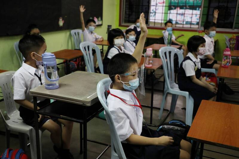自今天起，馬來西亞全國約500萬名幼兒園、小學及中學學生都返校上課。（路透）