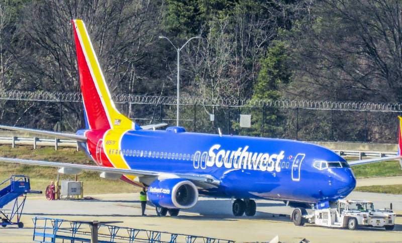 美國西南航空班機有女子拒絕遵守戴口罩規定，最後被請下飛機，現場旅客立即鼓掌叫好。（歐新社）