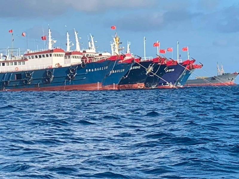 大批身分不明的中國船隻占據南沙群島牛軛礁海域，引起菲律賓強烈抗議。美國智庫專家更直指，中國的手段「很陰險」。圖為菲律賓官方27日在牛軛礁拍攝到中國船隻集結。（路透）