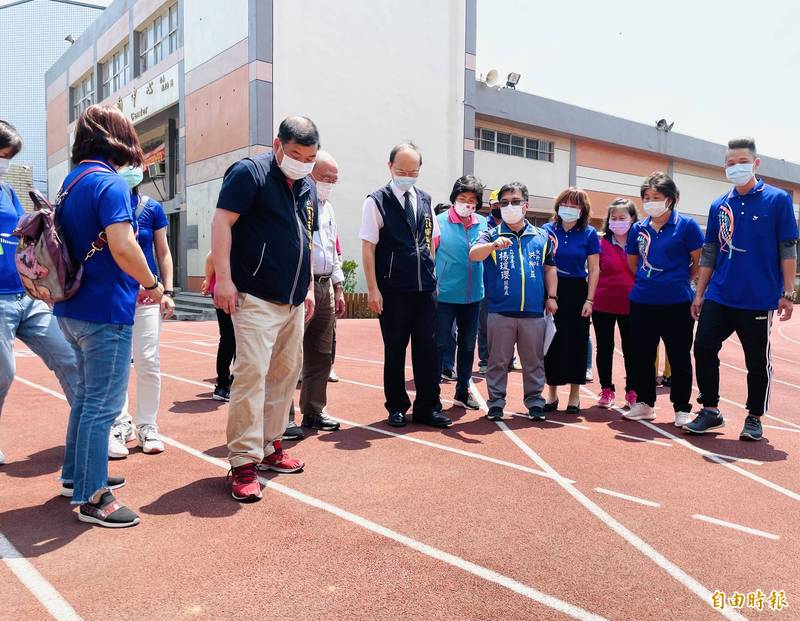 圳堵國小PＵ跑道使用14年老舊破損，立委楊瓊瓔服務處執行長洪柳益（右五）及市議員羅永珍（右六）會勘爭取教育局補助改善。（記者歐素美攝）