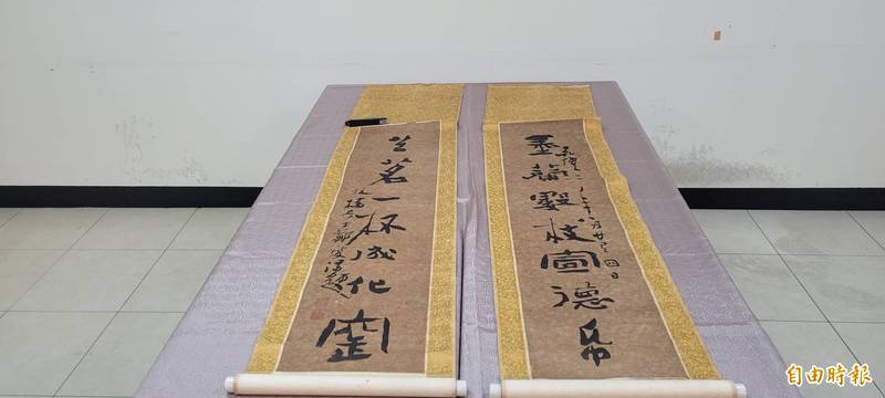 疑為鄭板橋真跡的「行書墨蘭苦茗七言聯」書畫，在拍賣現場展示。（記者丁偉杰攝）