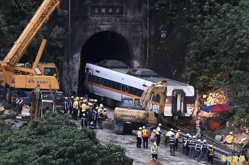 台鐵408次太魯閣號在清水隧道口撞上邊坡滑落的工程車，運安會推估從工程車滑落到發生事故僅約1分鐘多。（資料照）