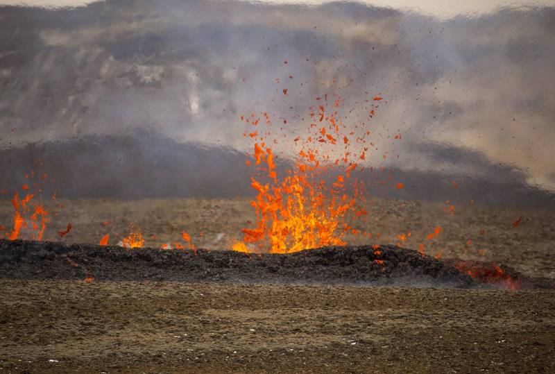 冰島火山出現新噴發點，滾燙岩漿正從裂縫中噴出。（美聯社）