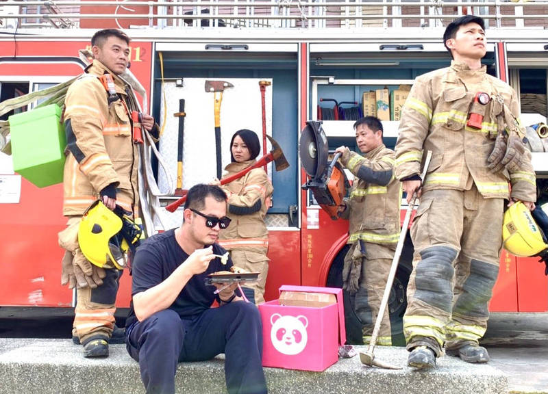 台南市官田消防分隊拍攝微電影宣傳劇照有梗圖。（記者楊金城翻攝）