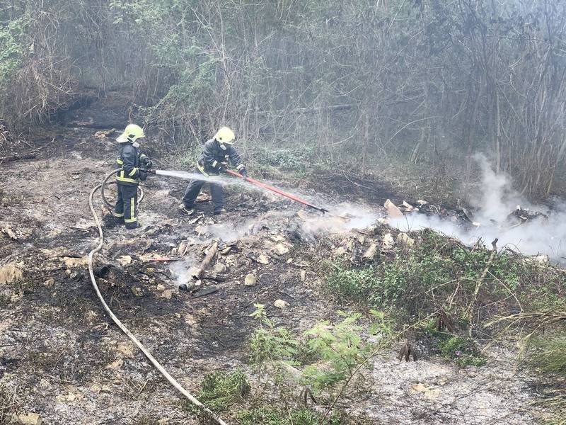 金門草地火警，地點附近一百公尺即為中油儲油槽，打火弟兄進行周邊防護，很快將火勢控制。（金門縣消防局提供）