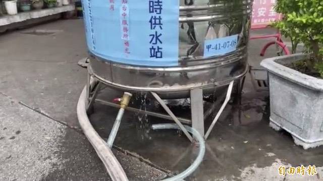 中市南區有儲水桶一注滿水就從上緣銜接處漏水，居民好心疼，要求換一個。（記者蘇金鳳攝）