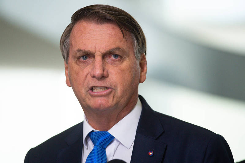 巴西總統波索納羅（Jair Bolsonaro）反對任何封鎖措施，並辯稱若採取這些措施，經濟的損失會比病毒本身的破壞更嚴重。（彭博）