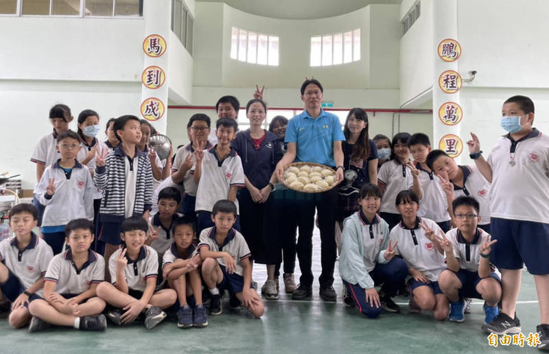 官田國小學生收割大麥，再製成大麥饅頭和麥茶與社區分享。（記者楊金城攝）