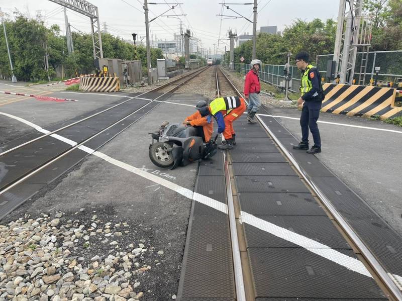 黃姓老翁騎機車經過長春平交道時，連人帶車摔落鐵道，從苗栗站啟動的北上102次自強號發現，停車通報車站，並下車協助，交由鐵路警察及救護人員送醫。（圖由民眾提供）