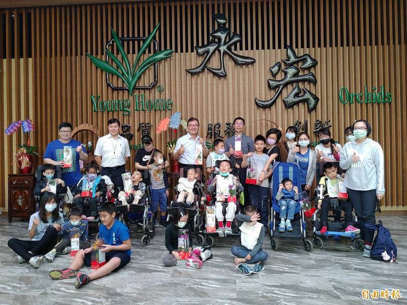 屏東特教學校今天參訪永宏蘭業。(記者陳彥廷攝) 屏東特教學校今天參訪永宏蘭業。(記者陳彥廷攝)