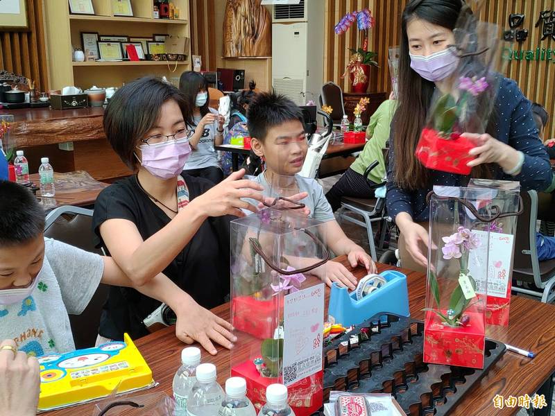 身心障礙學童手作盆栽禮盒帶回家送給媽媽。(記者陳彥廷攝) 身心障礙學童手作盆栽禮盒帶回家送給媽媽。(記者陳彥廷攝)