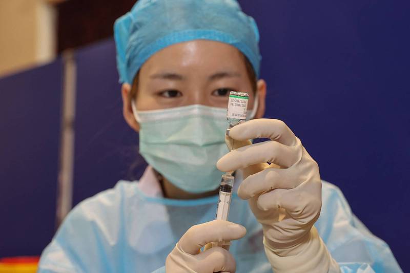 外媒發現，有中國民眾透露打完疫苗竟然昏厥；還有北京退休公務員坦承，「不敢打是因為對國產疫苗沒有信心」。（法新社檔案照）
