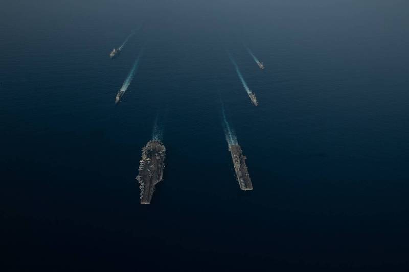 美軍「馬金島號」兩棲艦隊（右）與「羅斯福號」航艦打擊群（左）已在南海會合展開「遠征突擊行動」海軍整合演習。（圖取自美軍第七艦隊）