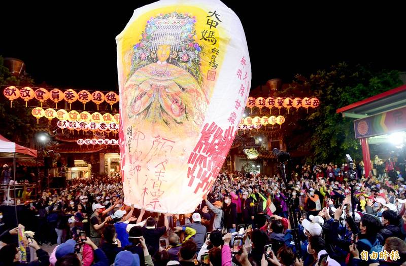 大甲媽祖將於今天深夜起駕遶境，鎮瀾宮晚間施放兩層樓高天燈，祈求風調雨順、天降甘霖！（記者廖耀東攝）