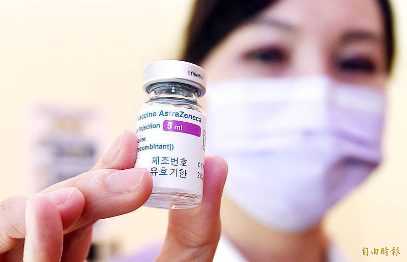 
A nurse holds a vial of the AstraZeneca COVID-19 vaccine in Taipei on March 22.
Photo: Liao Chen-huei, Taipei Times
