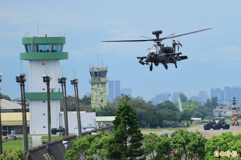 陸軍航特部有意將阿帕契直升機AH-64E、UH-60M黑鷹直升機輪駐台東豐年機場。陸軍表示將爭取地方支持後再規劃興建進行招標。（資料照）