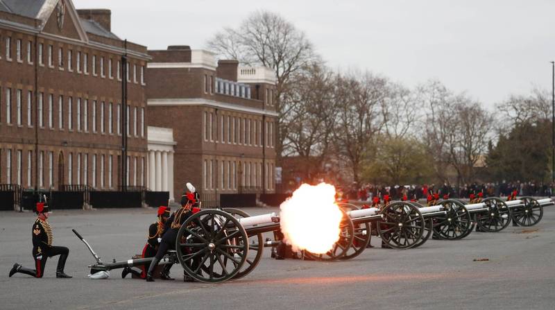 英國軍隊施放41響「矧炮」表達哀悼菲利普親王之意。（路透）
