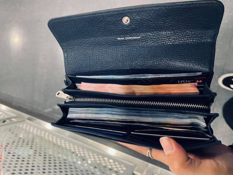 有民眾在臉書發文指出,近日在新莊一家家具連鎖賣場地下室出口撿到1個皮夾,裡面厚厚一疊千元大鈔,將它拿去給服務台後,隔天致電詢問招領狀況,得到的答覆竟是「沒有這筆遺失物」。(圖取自新莊人新莊事臉書社團) 有民眾在臉書發文指出,近日在新莊一家家具連鎖賣場地下室出口撿到1個皮夾,裡面厚厚一疊千元大鈔,將它拿去給服務台後,隔天致電詢問招領狀況,得到的答覆竟是「沒有這筆遺失物」。(圖取自新莊人新莊事臉書社團)