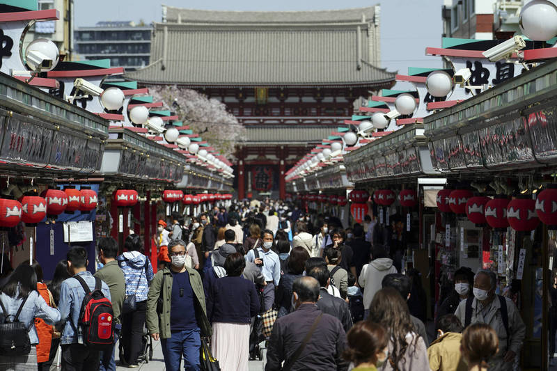 東京都今新增570例，也創下3月21日解除「緊急事態宣言」以來新高紀錄。圖為東京淺草街景。（美聯社資料照）