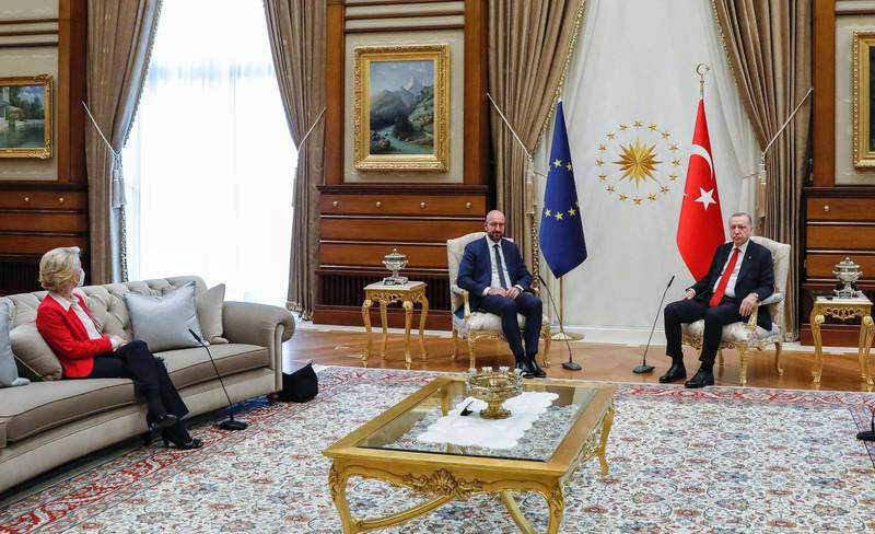 欧盟执委会主席冯德莱恩（左）与欧洲理事会主席米歇尔（中）6日访问土耳其，会见土耳其总统艾多根（右）时，现场居然只准备了两张单人座椅，冯德莱恩只能坐在一边的沙发上，就外交礼仪而言非常不受尊重，外界解读为性别歧视。（撷取自推特）(photo:LTN)