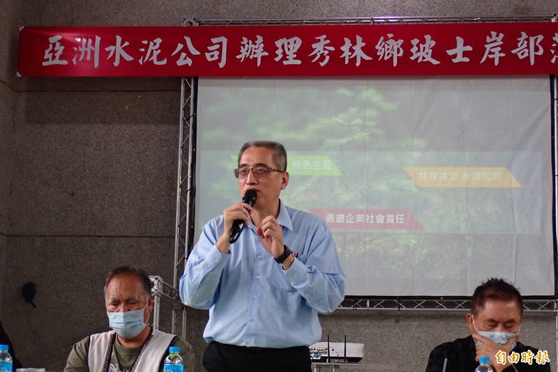 亞泥花蓮廠副廠長楊明欽(中)說,他自己也是太魯閣族,亞泥未來將公開花蓮廠、協力廠商職缺,部落族人可填寫履歷表,註明工作經驗、證照、專長及應徵類別,會安排適當職務,取得國家證照有助於爭取正職工作機會。(記者花孟璟攝) 亞泥花蓮廠副廠長楊明欽(中)說,他自己也是太魯閣族,亞泥未來將公開花蓮廠、協力廠商職缺,部落族人可填寫履歷表,註明工作經驗、證照、專長及應徵類別,會安排適當職務,取得國家證照有助於爭取正職工作機會。(記者花孟璟攝)