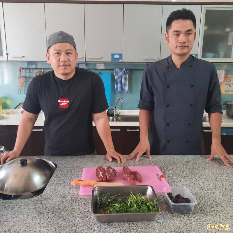 台北來的兩位型男主廚劉金龍（右）與邱家弘。（記者劉禹慶攝）