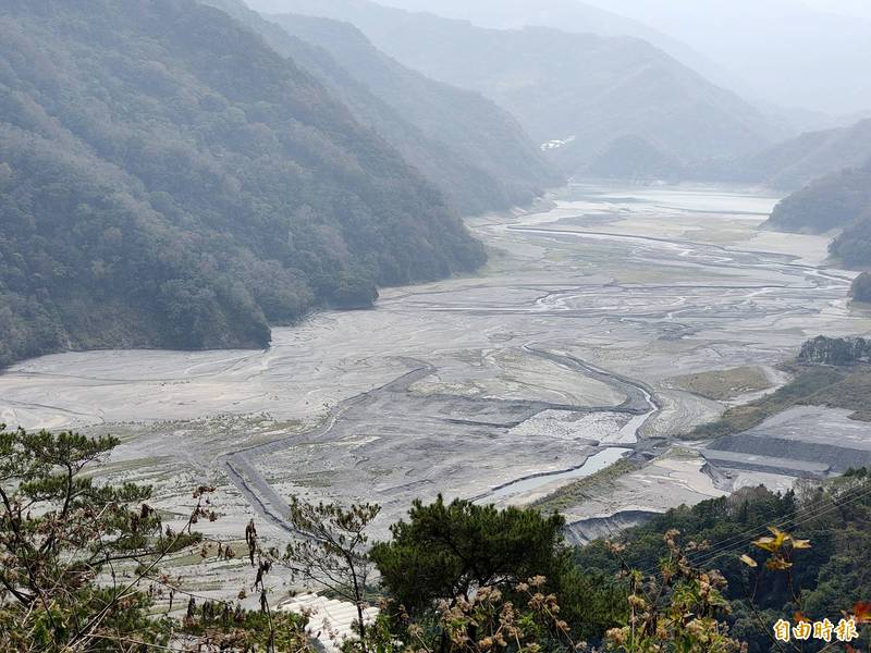 霧社水庫現階段除了乾旱、淤積問題，也面臨上游密集垃圾瀑危機。（記者佟振國攝）