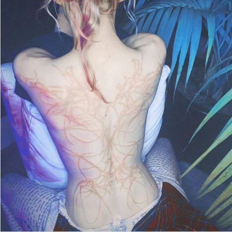 葛莱姆丝今日分享她背部「复杂交错的白色网线图案刺青」，照片中可以看到线条交织佈满整个背部。（图撷取自葛莱姆丝IG）(photo:LTN)