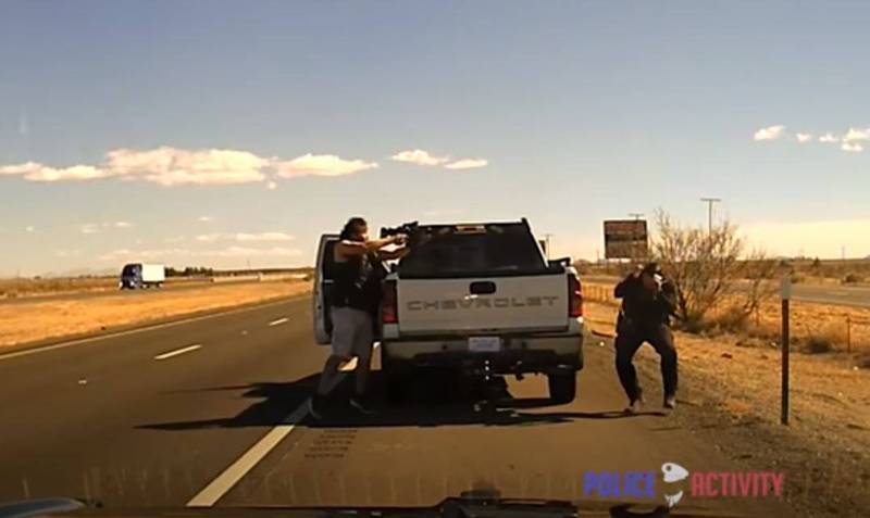 美国新墨西哥州警察贾罗特（Darian Jarrott）拦停车辆，却遭驾驶以AR-15步枪射杀。（图撷自「PoliceActivity」YouTube）(photo:LTN)