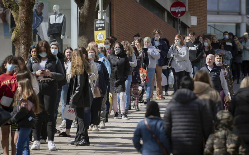 英国今天放宽防疫禁令，东部城市诺里奇（Norwich）商店已出现排队人潮。（美联社）(photo:LTN)
