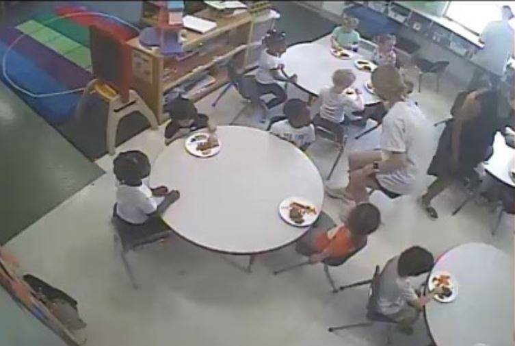 家长透过监视画面发现，教室内的白人小孩正在用餐，黑人小孩面前却是空空如也。（图片截取自IG/marquis_dagreat）(photo:LTN)
