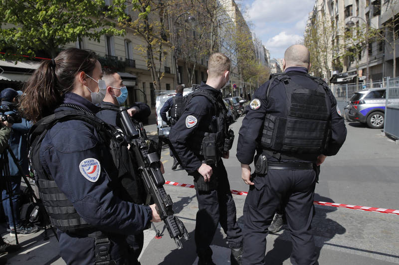 巴黎警方正在案发现场警戒。（美联社）(photo:LTN)